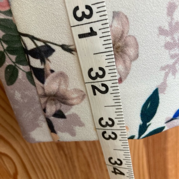 Structured floral dress with flutter cap sleeves - Picture 8 of 9